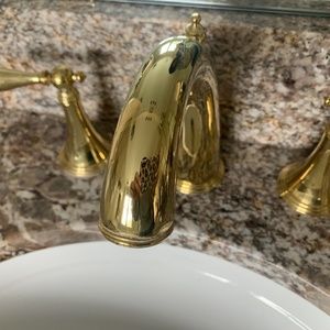 Kohler widespread faucet (FINIAL DESIGN)